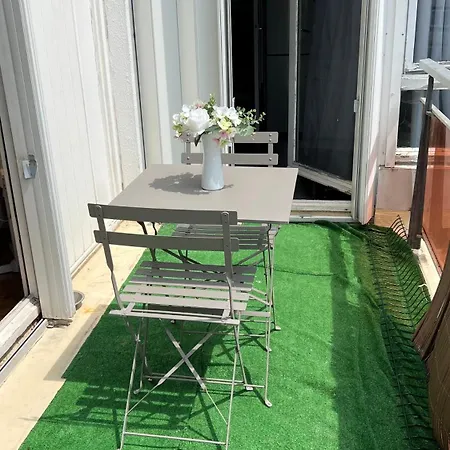 Belle Place Pour Votre Voyage A Paris-ladefense Houilles
